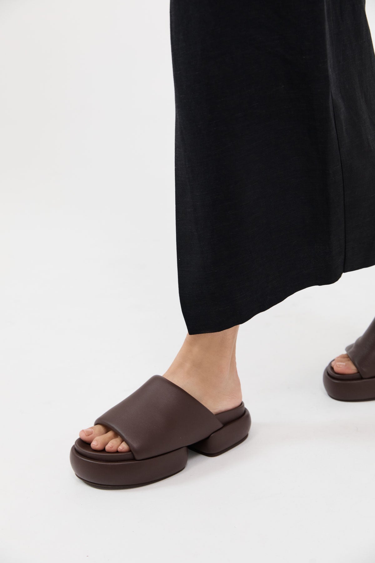 Minimal Pillow Slides - Chocolate