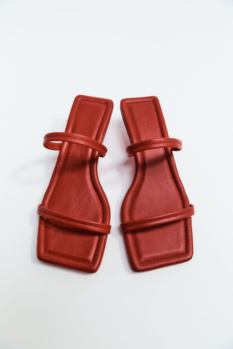 Fine Strap Kitten Heel - Rosso