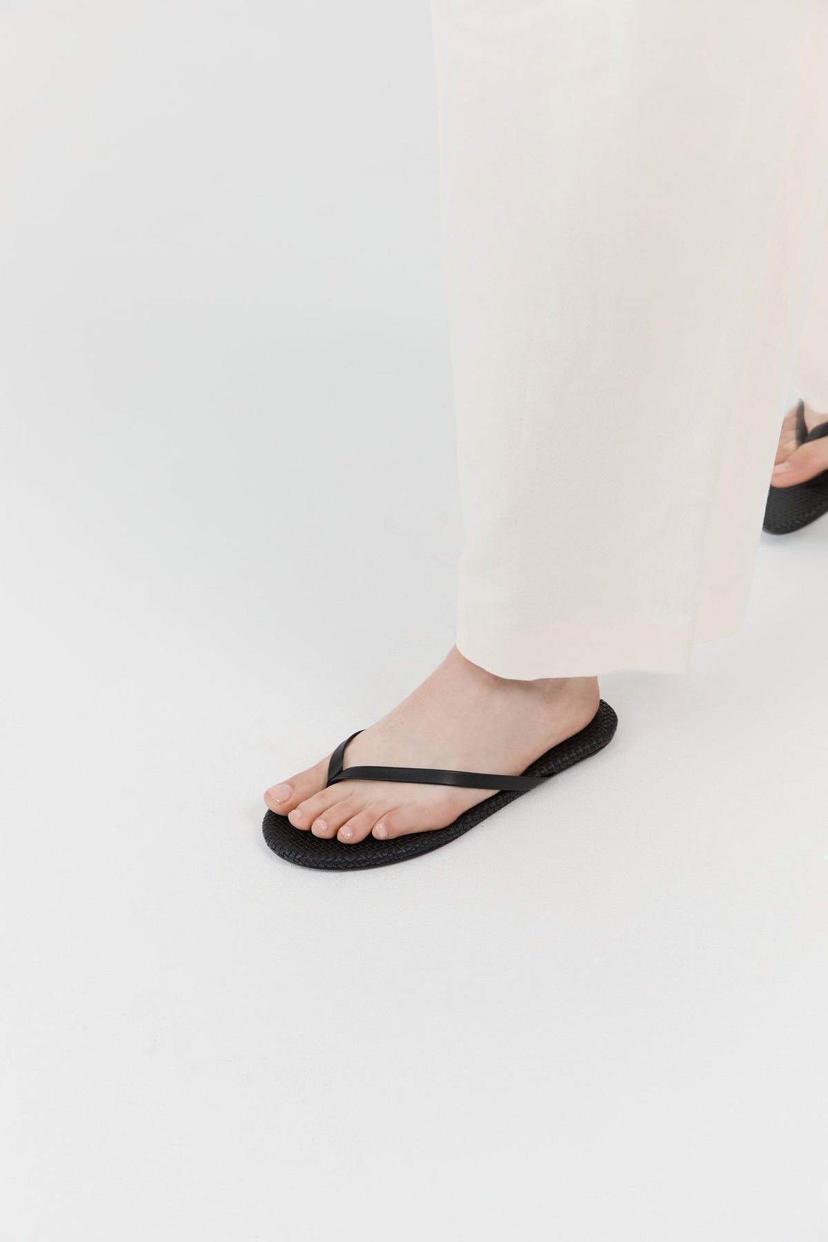 Woven Flip Flop - Black