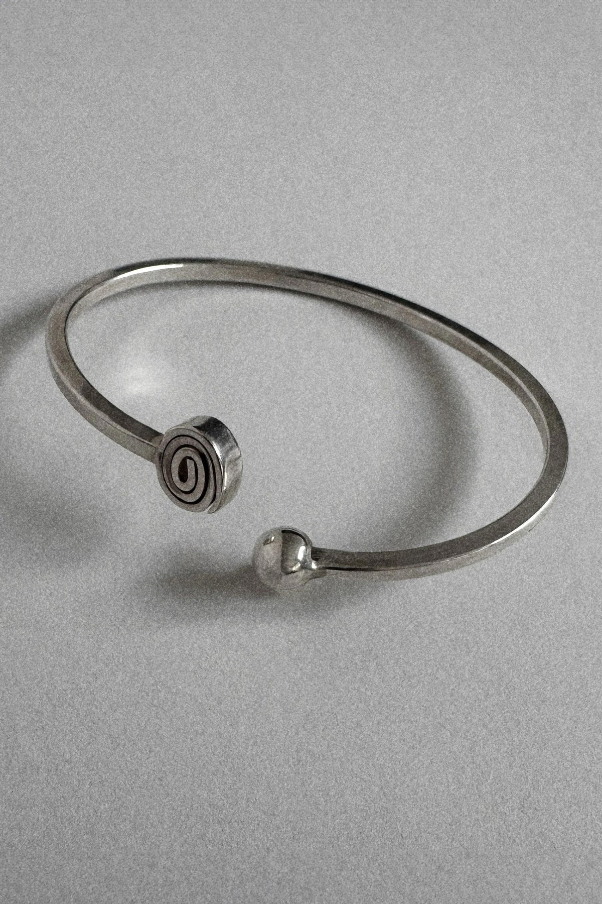 TRAZO Adjustable Bangle - by Belén Kröl
